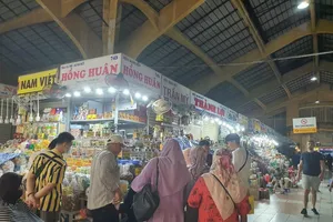 Khách Malaysia thích may đồ vest tại chợ đêm Bến Thành