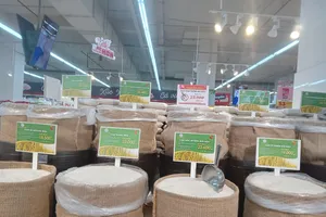Gạo được bày bán ở siêu thị