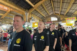 Cầu thủ câu lạc bộ bóng đá nổi tiếng Đức thưởng thức nước dừa ở chợ Bến Thành