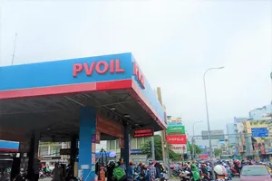 Người dân đổ xăng tại cửa hàng trên đường Bạch Đằng quận Bình Thạnh ngày 8-10