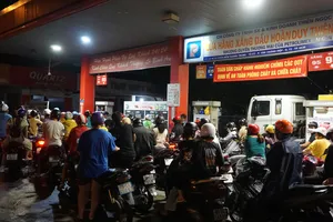Cận cảnh người dân chờ cả tiếng để mua xăng đêm 9-10