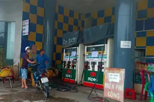 Cửa hàng hết xăng trong sáng ngày 10-10 