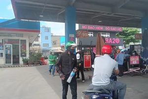 Xe ở nhà hết xăng vị khách này đem chai theo mua nhưng không được. 