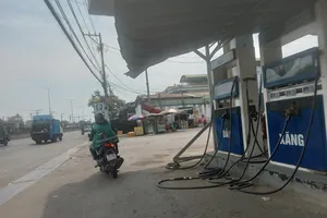 Cửa hàng xăng trên quốc lộ 1 A, quận Bình Tân hết xăng trưa ngày 18-10