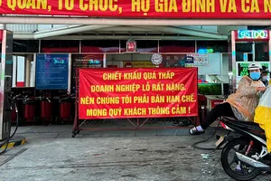Cây xăng tiếp tục bán 30.000 đồng, mong khách 'thông cảm'