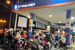 Giá xăng tăng hơn 1.000 đồng, nhiều cửa hàng tiếp tục nghỉ bán