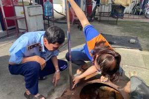 Đội QLTT số 14-Cục QLTT TP.HCM đo bồn bể tại cửa hàng xăng dầu quận Tân Phú