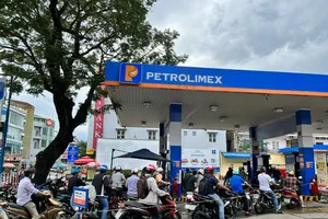 Người dân xếp hàng mua xăng tại cửa hàng trưa 15-11