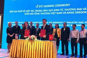 Bộ Công Thương và chính quyền bang Oregon-Hoa Kỳ kí kết Biên bản ghi nhớ hợp tác lĩnh vực Kinh tế, thương mại và năng lượng.