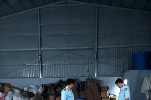 TP.HCM: Phát hiện 5 kho chứa hàng và xưởng sản xuất dầu gội giả