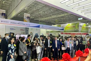 Lãnh đạo Bộ Công Thương, Sở Công Thương TP.HCM tham quan các triển lãm