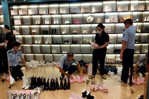 Phát hiện hơn 240 sản phẩm có dấu hiệu giả mạo Gucci, Chanel...tại Trang Nemo 