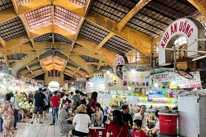 Cận Tết, chợ đêm Bến Thành bán đến 24 giờ