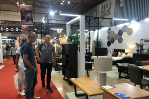 Khách tham quan Hội chợ quốc tế Đồ gỗ và Mỹ nghệ xuất khẩu Việt Nam năm 2022.