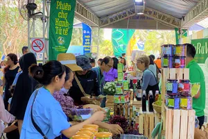 Bún dưa hấu, bánh tráng thanh long... hút khách tại Lễ hội Tết Xanh quà Việt