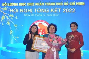 Chủ tịch Hội LTTP TP.HCM được trao bằng khen Phụ nữ tiêu biểu TP.HCM giai đoạn 2016-2021 