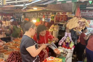 Chợ Bình Tây nhộn nhịp khách mua cá, tôm, mực khô... ăn Tết