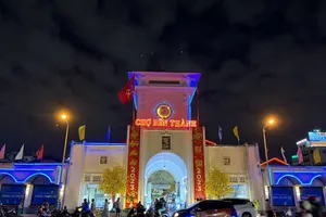 Chợ Bến Thành khoác 'áo mới' đón khách mua sắm Tết 