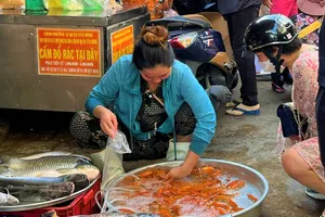Người dân mua cá chép sống chuẩn bị cúng ông Táo