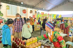 Hàng trăm món ngon góp mặt tại phiên chợ tết ở TP.HCM 