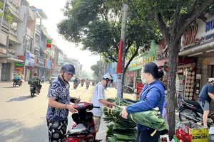 Lá dong gói bánh chưng đắt hàng ngày Tết