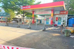 Một cửa hàng xăng dầu quận Gò Vấp dựng rào chắn, không còn các trụ bơm xăng dầu. Ảnh chụp ngày 26-1