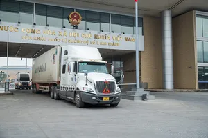 Vận chuyển hàng hóa qua cửa khẩu quốc tế đường bộ số II Kim Thành, Lào Cai . ẢNH: Báo Lào Cai 