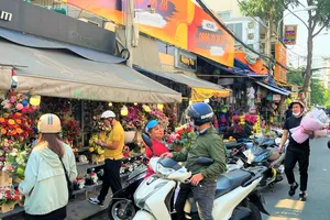 Nhộn nhịp khách hàng đi chợ sớm mua hoa 8-3