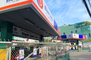 Ngày 15-12-2022 làm việc với đội QLTT số 17 đại diện cửa hàng cho biết đang làm thủ tục giải thể. ẢNH: TÚ UYÊN