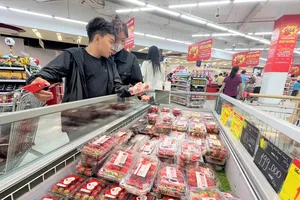 Cuối vụ, dâu tây Sơn La giảm giá mạnh