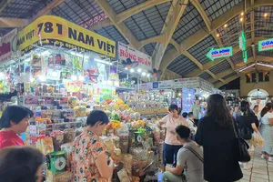 Lễ 30-4 và 1-5 chợ Bến Thành đón hơn 10.000 lượt khách đến tham quan mua sắm