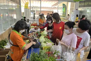 Ốc bưu gác bếp, gà ăn cỏ... hội tụ về phiên chợ Xanh-Tử tế ở TP.HCM 