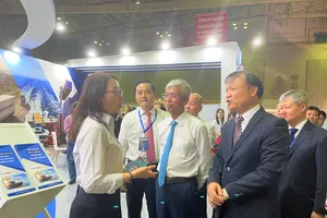 Lãnh đạo TP.HCM tham quan gian hàng tại hội chợ hàng Việt Nam xuất khẩu 2023