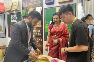 Khách tham quan gian hàng doanh nghiệp Ấn Độ . ẢNH: TÚ UYÊN