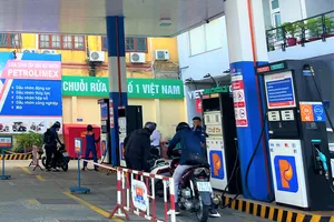 Người dân đổ xăng tại cửa hàng xăng dầu. ẢNH: TÚ UYÊN