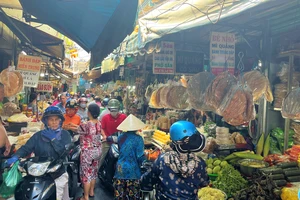 TP.HCM tấp nập người mua đồ cúng ngày Tết Đoan Ngọ