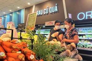 Người dân mua sắm ở siêu thị. ẢNH: TÚ UYÊN