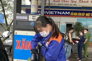 QLTT chuyển cơ quan công an vụ cửa hàng xăng có dấu hiệu lừa dối người tiêu dùng ở Hà Nội. Ảnh: Cục QLTT Hà Nội 