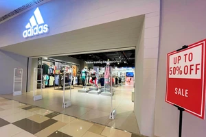 Hàng hiệu đang giảm giá tại các siêu thị. ẢNH: TÚ UYÊN