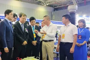 Lãnh đạo Bộ Công Thương và Sở Công Thương TP.HCM tham quan triển lãm