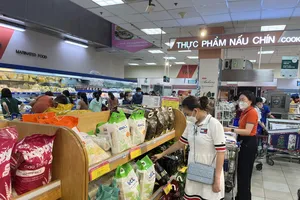 Người tiêu dùng mua gạo ở siêu thị. ẢNH: TÚ UYÊN