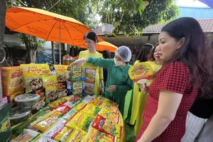 Các doanh nghiệp tìm hiểu sản phẩm công ty liên doanh Bột Quốc tế. ẢNH: TÚ UYÊN