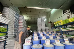 Các điểm bán gạo đều trưng bày nguồn hàng dồi dào. 