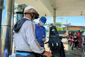 Cử tri kiến nghị giảm thuế, phí xăng dầu: Bộ Tài chính nói gì?