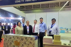 Lãnh đạo TP.HCM tham quan gian hàng tại hội chợ