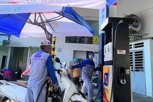 Giá xăng tháng 8 tăng gần 10%. ẢNH: TÚ UYÊN