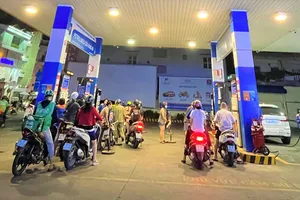 Người dân đổ xăng cửa hàng quận Tân Bình. ẢNH: TÚ UYÊN