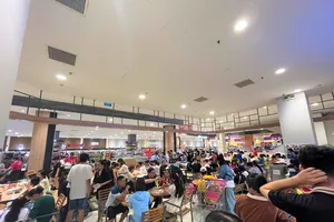 Lễ 2-9: Người dân kéo đến các siêu thị vui chơi, ăn uống 