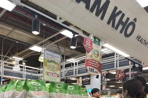 Người tiêu dùng mua gạo ở siêu thị. ẢNH: TÚ UYÊN