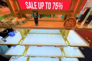 Loạt hàng hiệu khuyến mãi khủng, có mặt hàng giảm 90% 